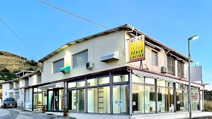 AT&Co Di Tomasello Daniele – Infissi Pvc – Legno – Alluminio T.T. – Porte interne e blindati -Tende – Zanzariere e Arredi